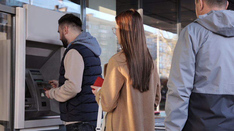 Il  y a de moins en moins de distributeurs de billets. L'argent liquide est moins accessible